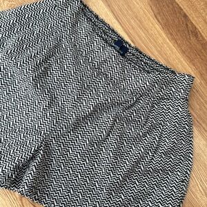 American eagle black beige chevron print shorts size small